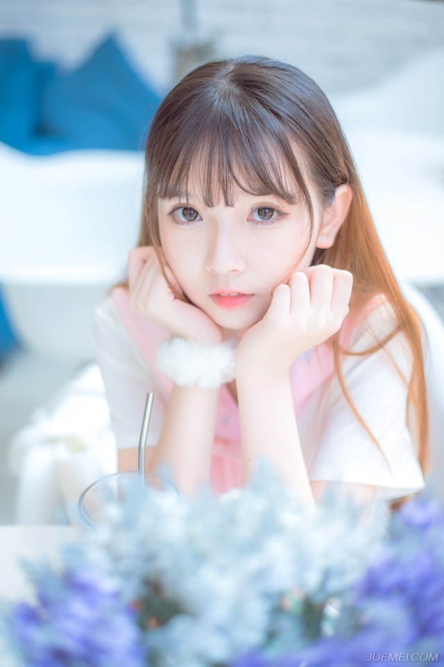 诸葛亮点了点头，没有再唉声叹气，他身上承载着太多的东西，事情既然已经到了这个地步，继续叹息也于事无补，现在要想的是解决办法。