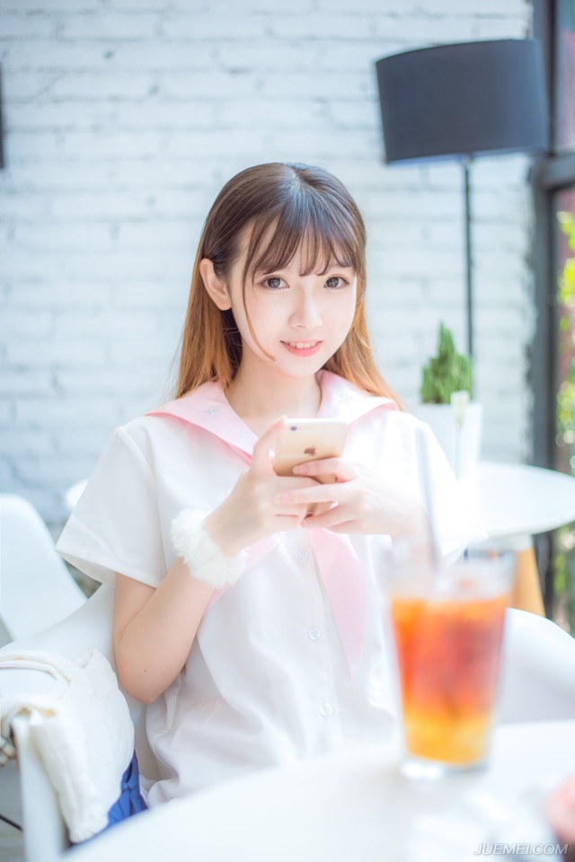 “兄长放心，我不会胡来，只是前线战报，兄长若是有暇，不妨书信于我如何？”庞统跟吕玲绮、赵云等人平辈论交，吕征身为吕玲绮的弟弟，虽然年纪差了不少，但仍旧是以平辈之礼相处。